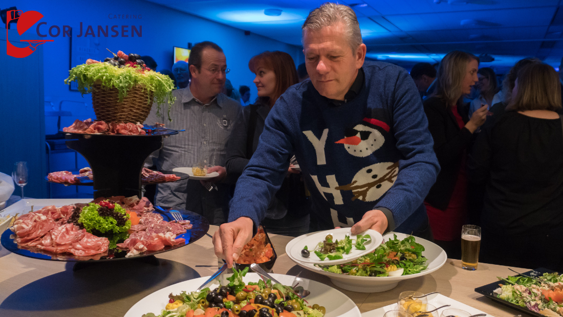 Man schept eten op