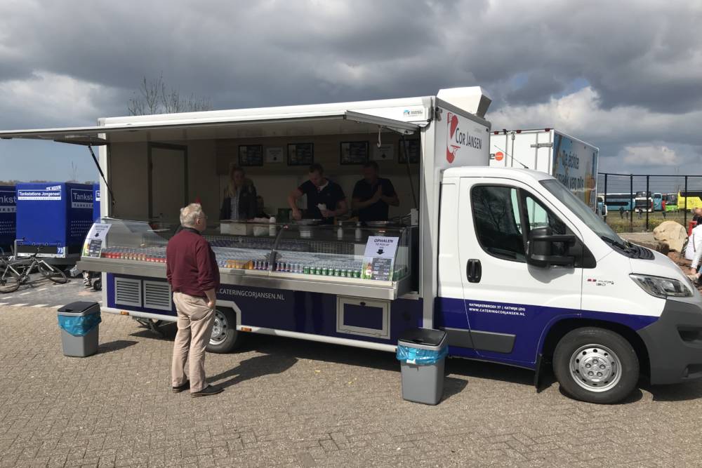 catering cor jansen Contact Catering persoon voor de wagen